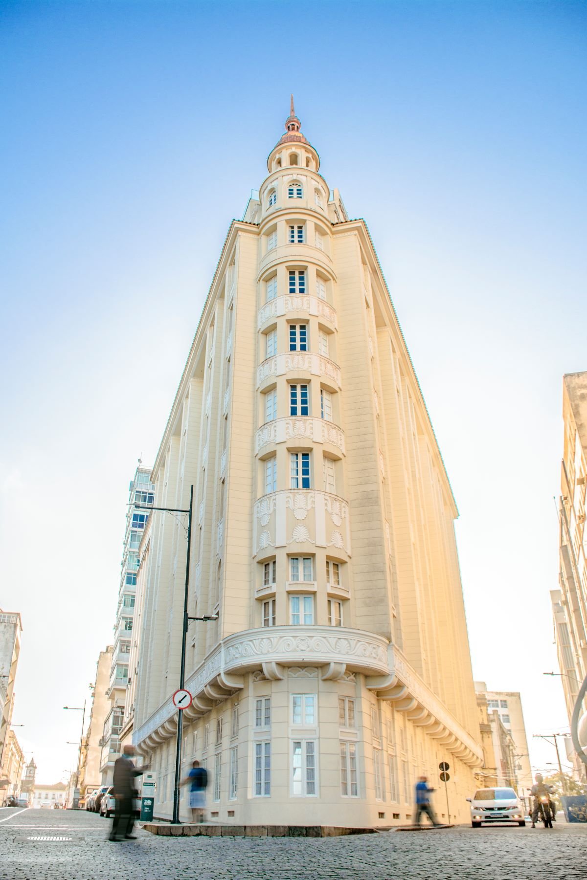 Fera Palace Hotel, backstory