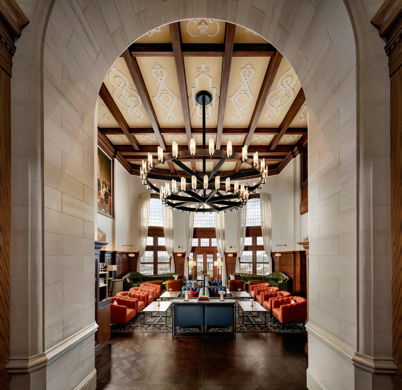 Fairmont Hotel Macdonald, vibe