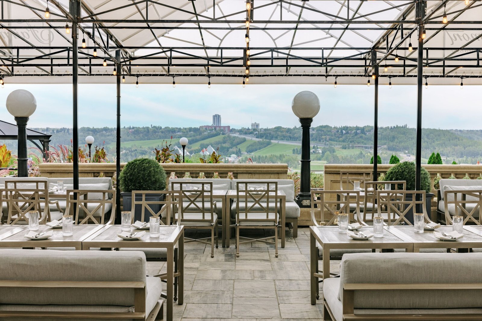 Fairmont Hotel Macdonald, eat & drink