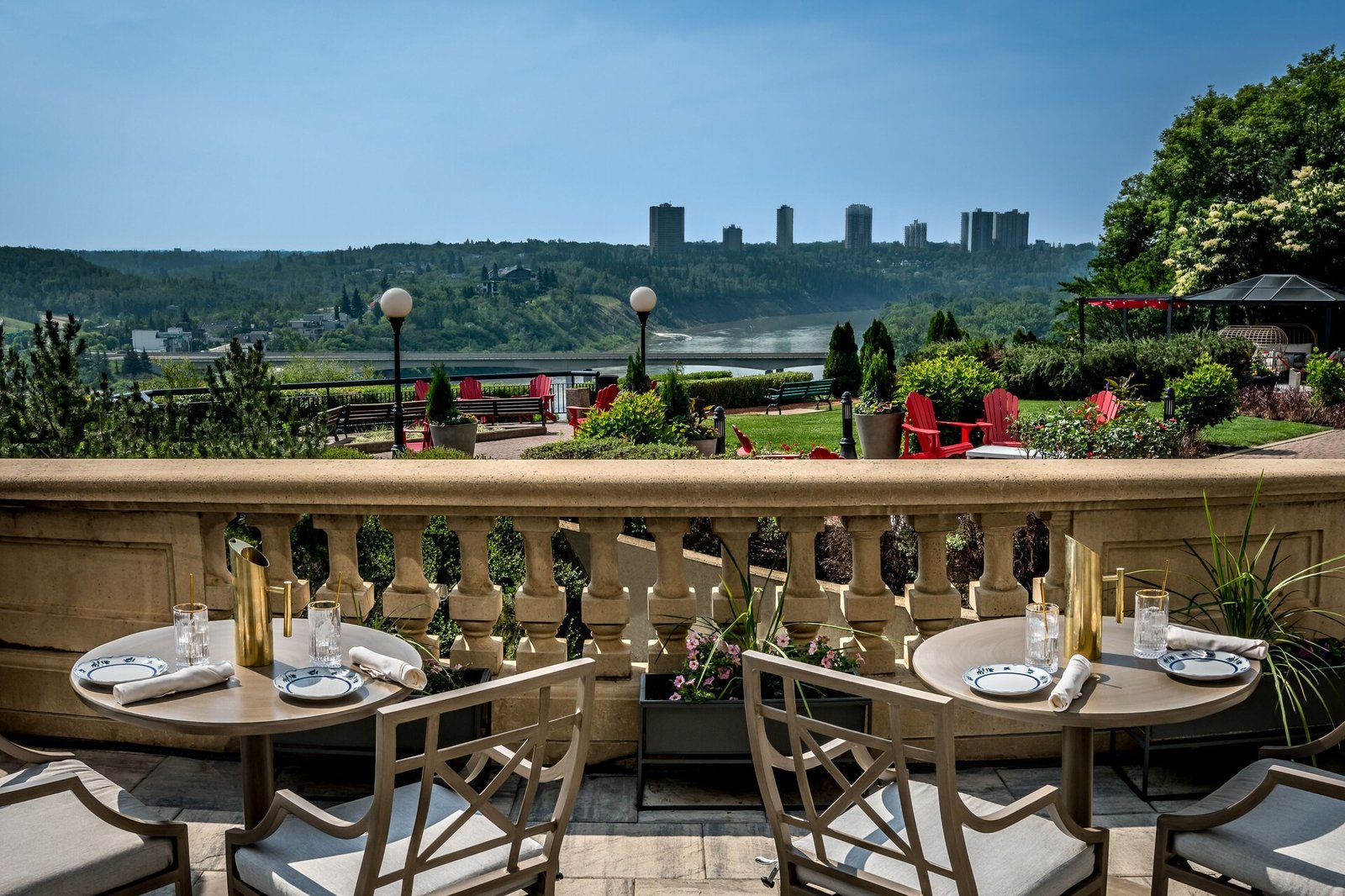 Fairmont Hotel Macdonald, vibe