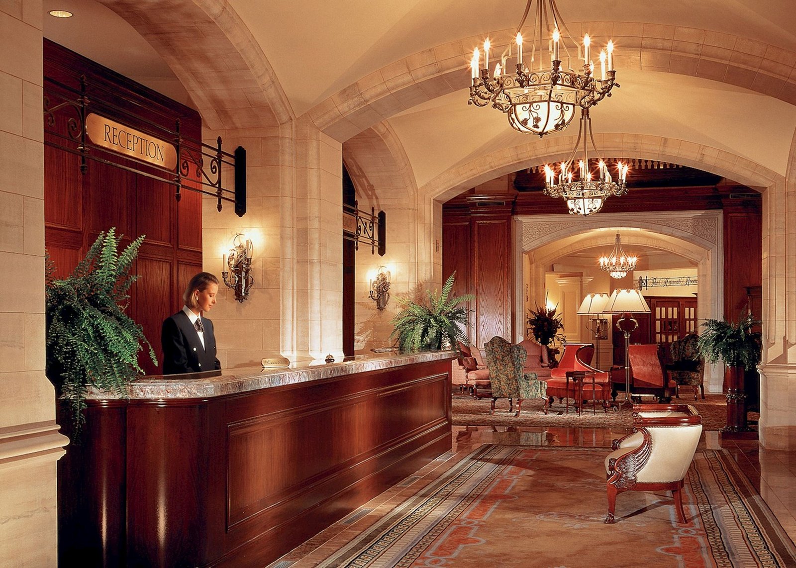 Fairmont Hotel Macdonald, vibe