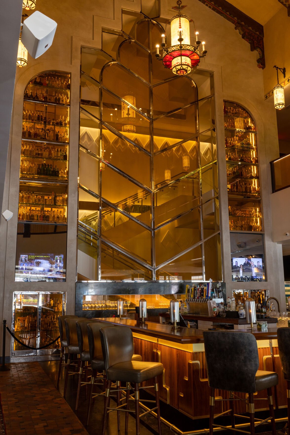 The Plaza Hotel Pioneer Park, eat & drink