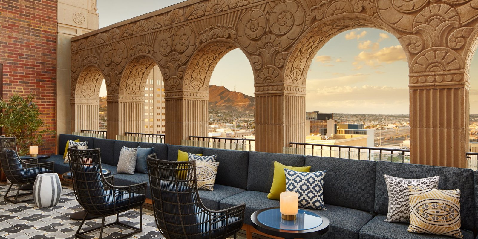 The Plaza Hotel Pioneer Park, vibe