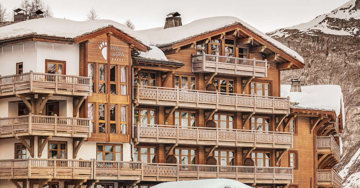 Hôtel les Barmes de l'Ours, backstory
