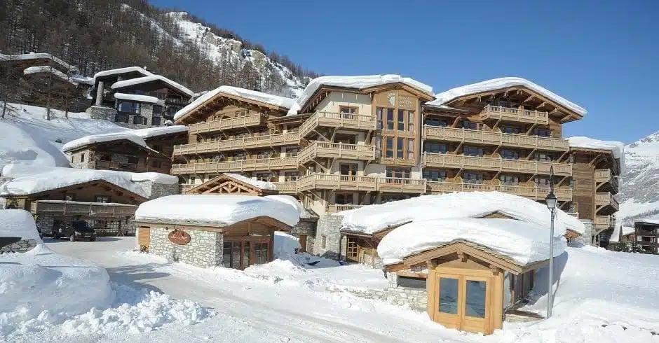 Hôtel les Barmes de l'Ours, backstory