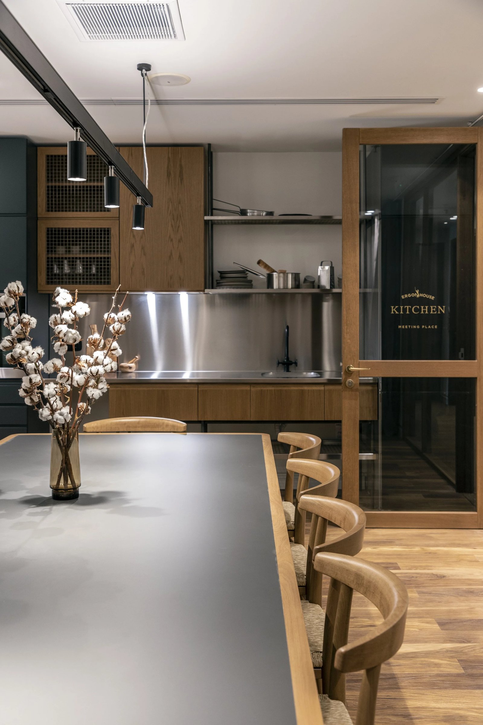 ERGON House Athens, vibe