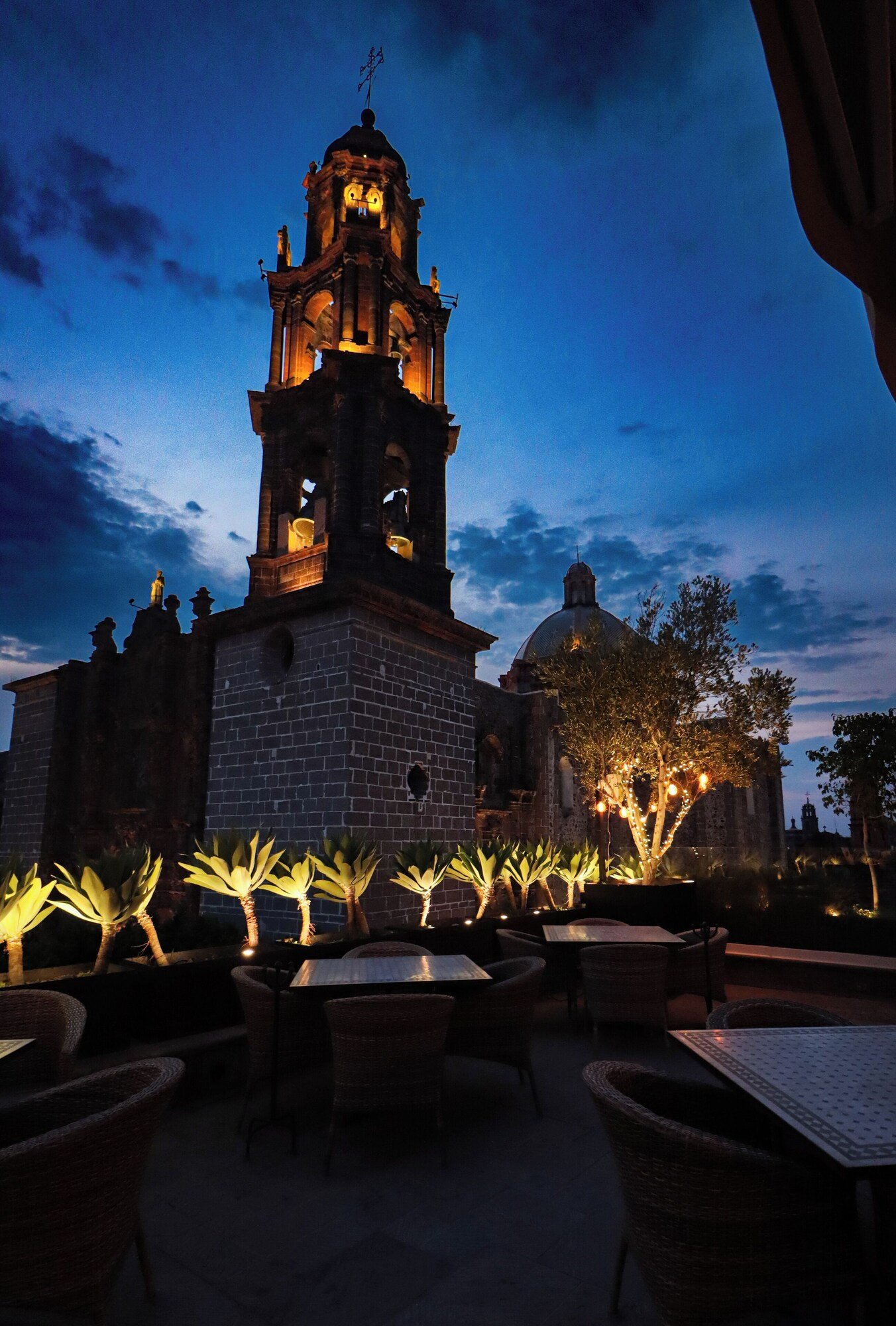 Hotel Casa Blanca 7 / Rooftop Bar, eat & drink