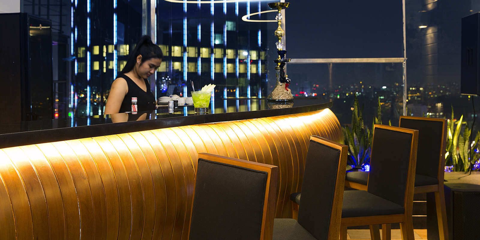 Liberty Central Saigon Riverside, vertical sky bar