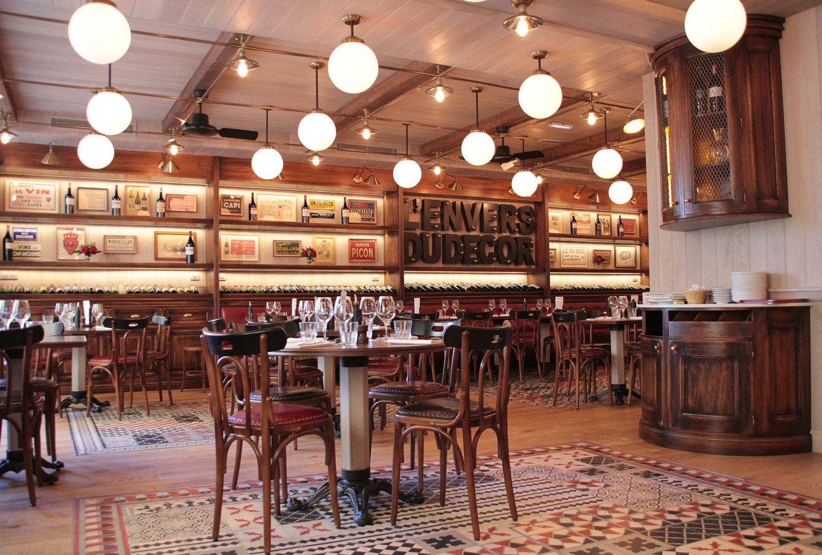 Hotel de Pavie, at the table