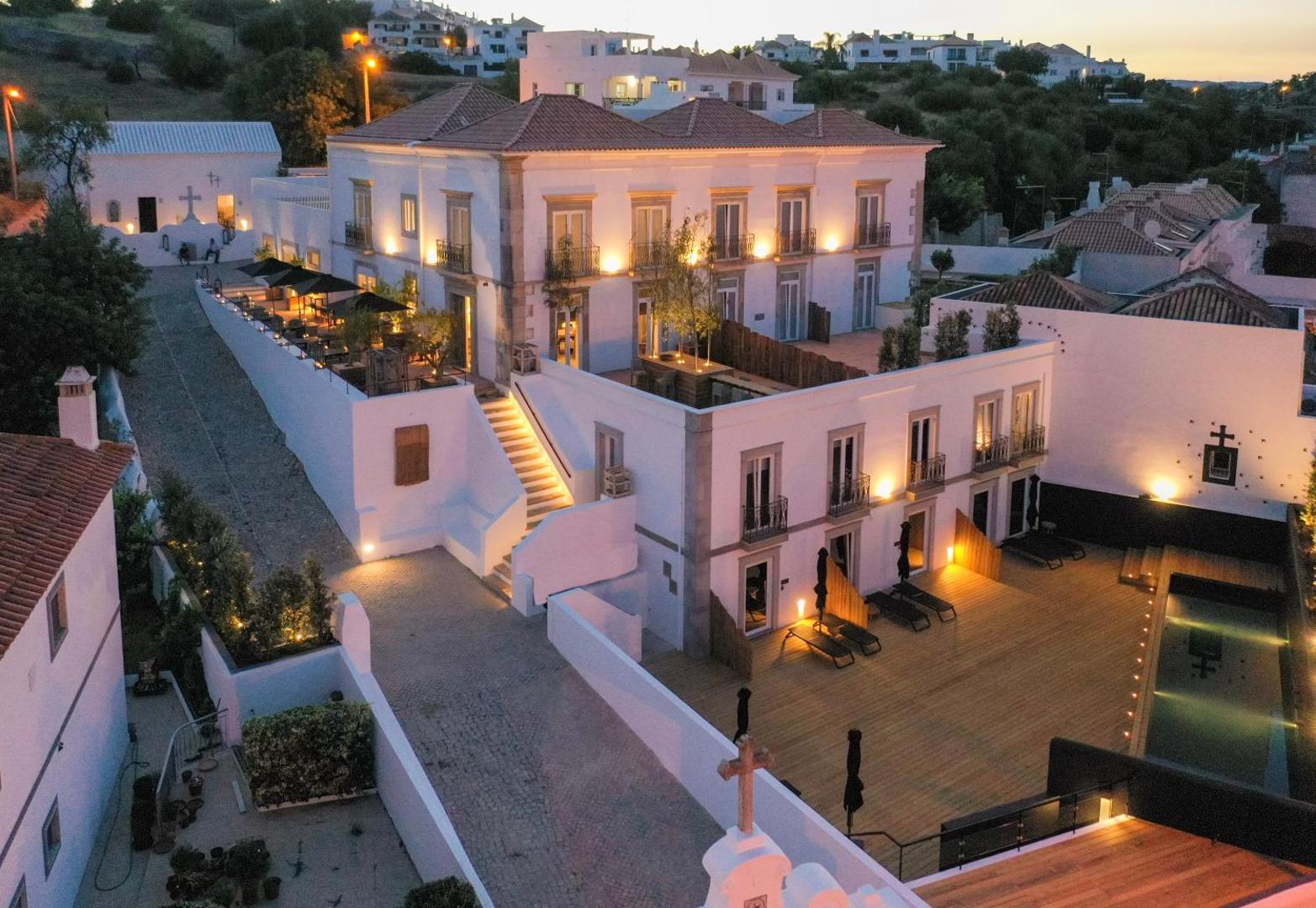 Colégio Charm House, backstory
