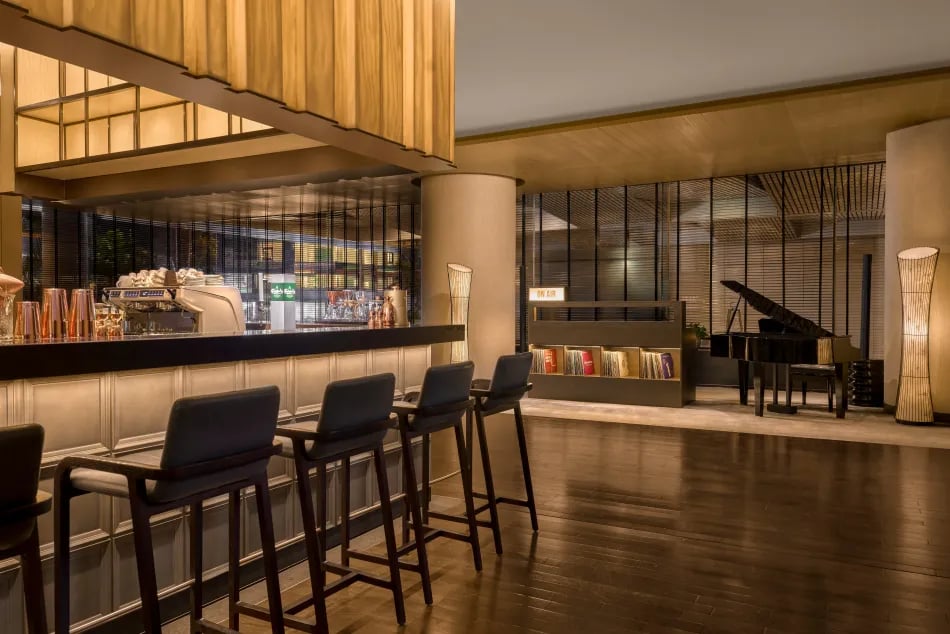 New World Saigon Hotel, whisper bar & lounge