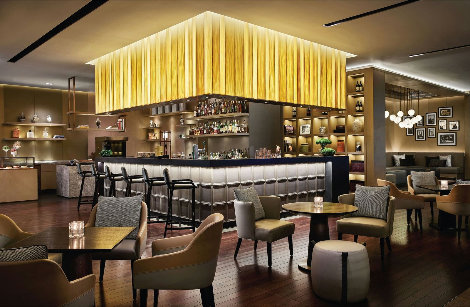New World Saigon Hotel, whisper bar & lounge