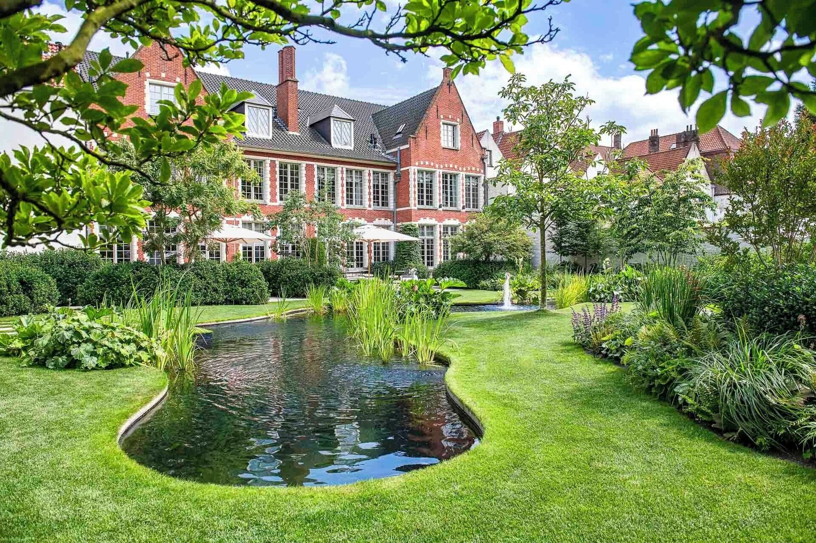 The Notary, the pool