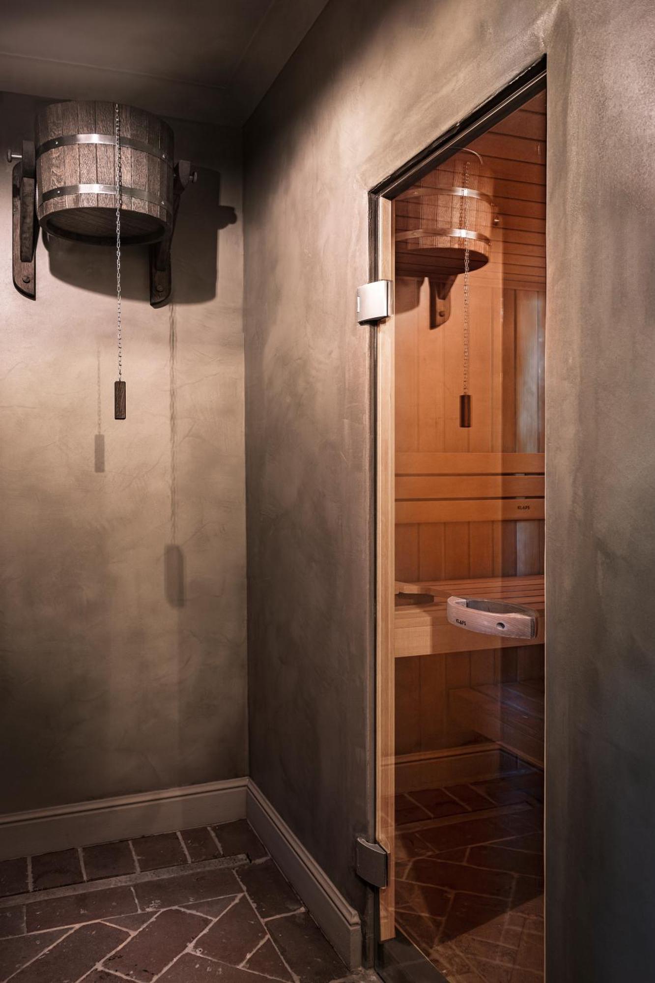The Notary, the spa