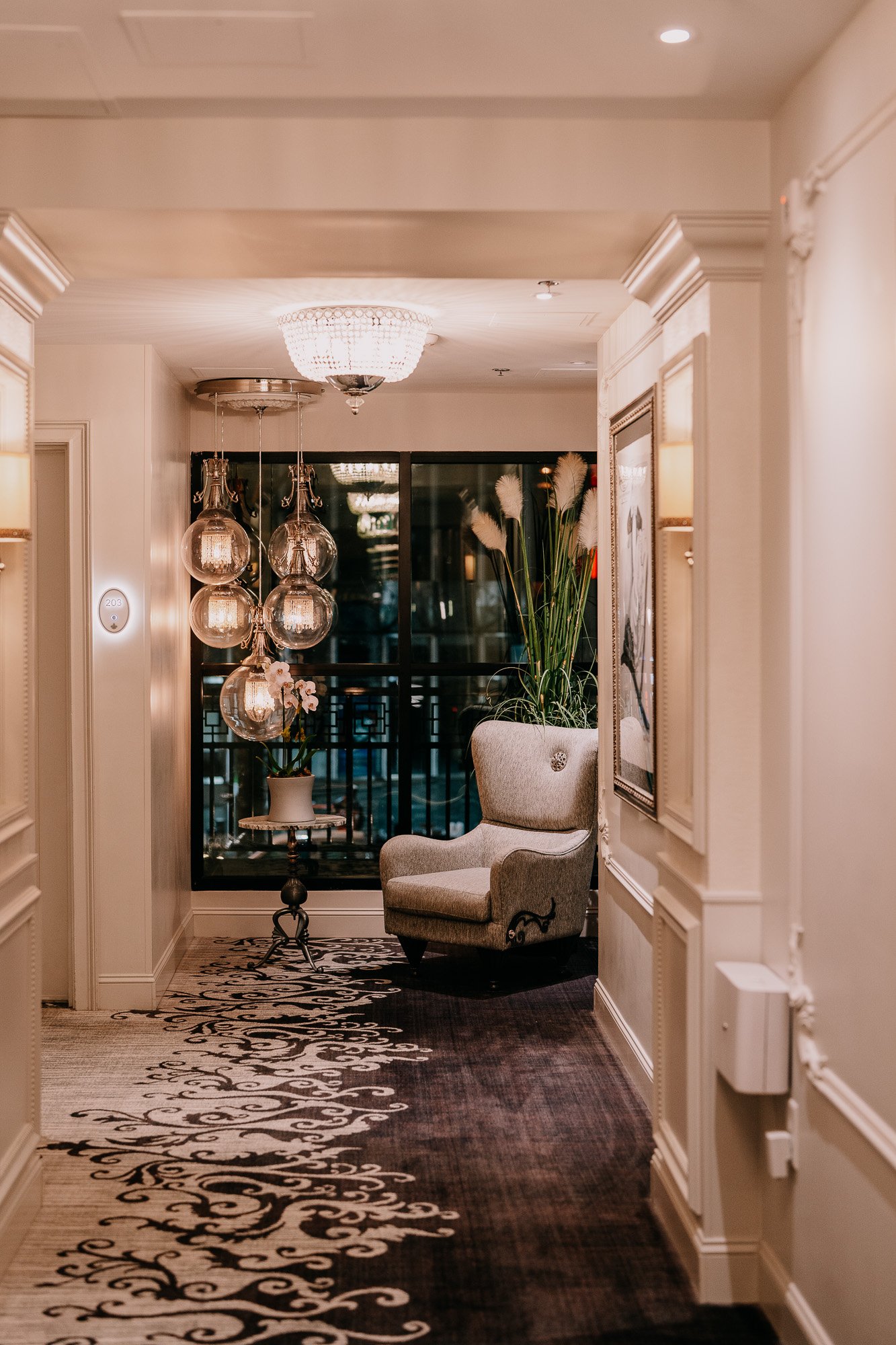 The Ivey's Hotel, vibe