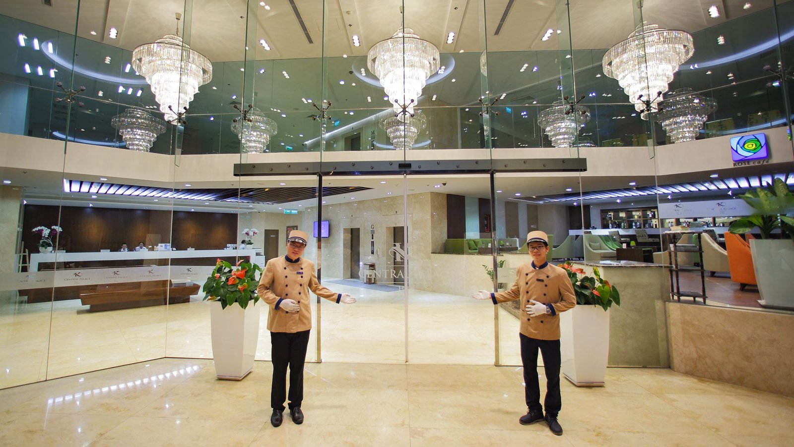 Central Palace Hotel — vibe