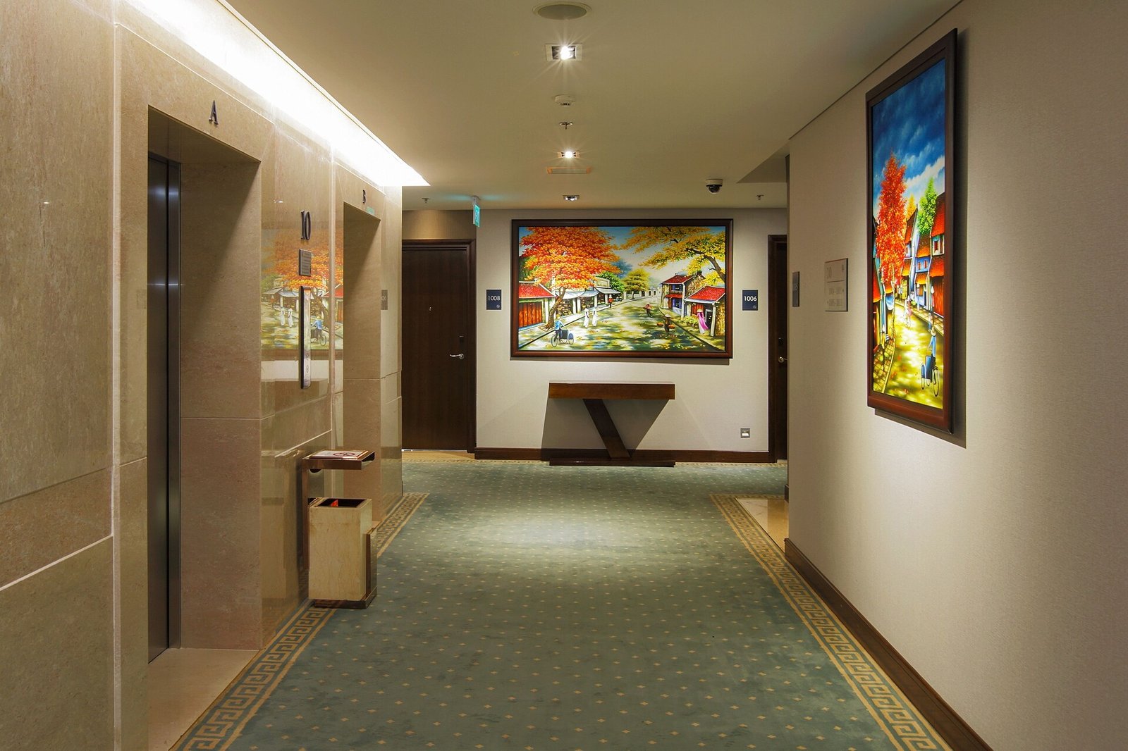 Central Palace Hotel — vibe