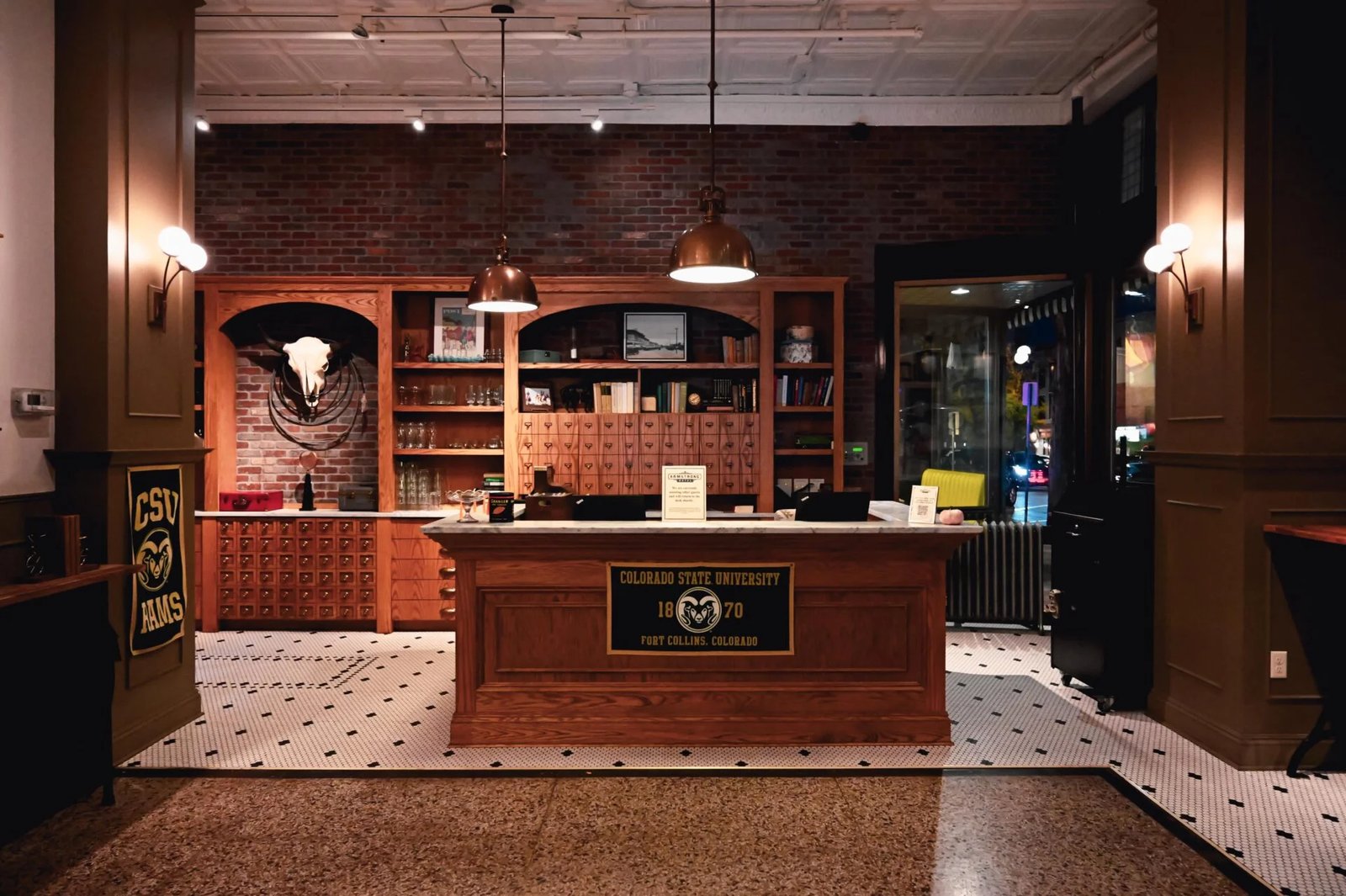 The Armstrong Hotel, vibe