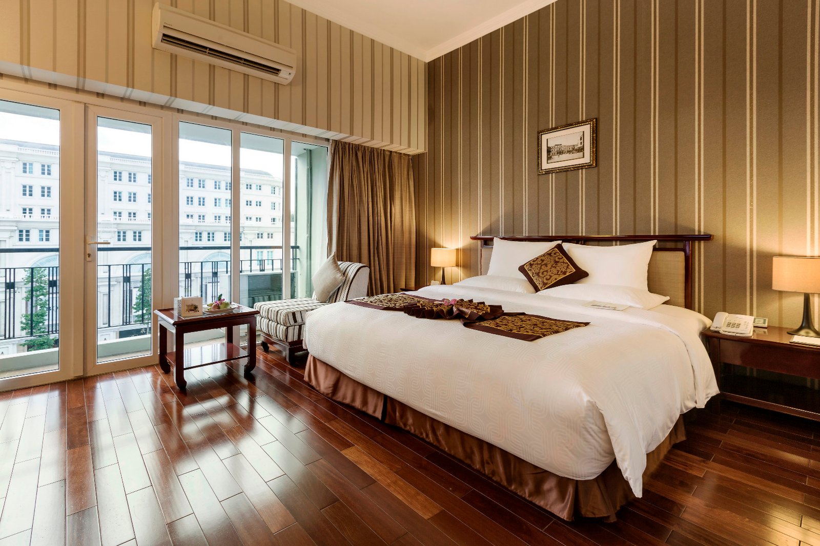 Rex Hotel — rooms