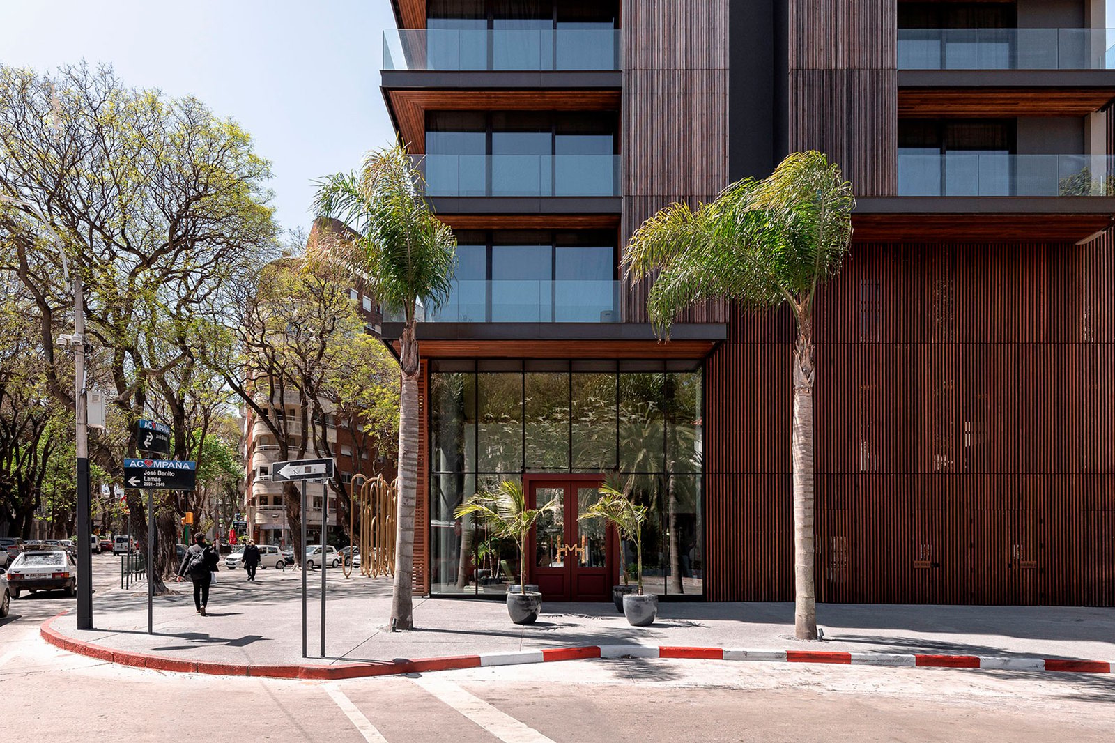 Hotel Montevideo, backstory