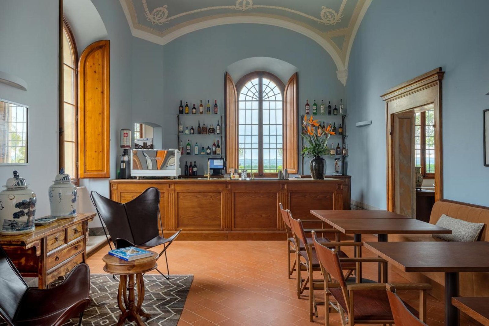 Precise Tale Poggio Alla Sala, at the table