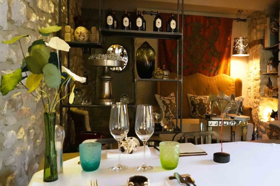 La Maison du Passage, at the table