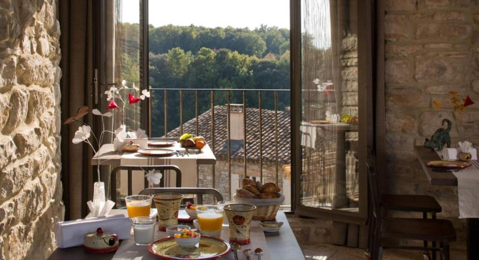 La Maison du Passage, at the table