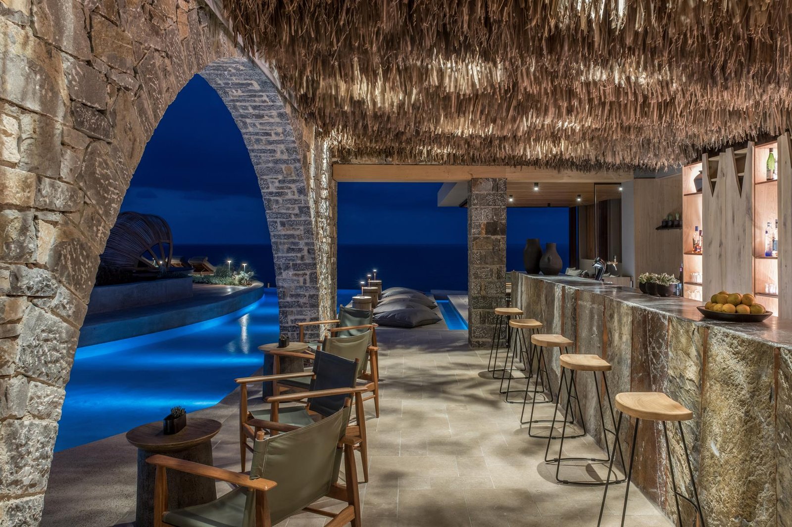 Acro Suites, the circle pool bar & lounge