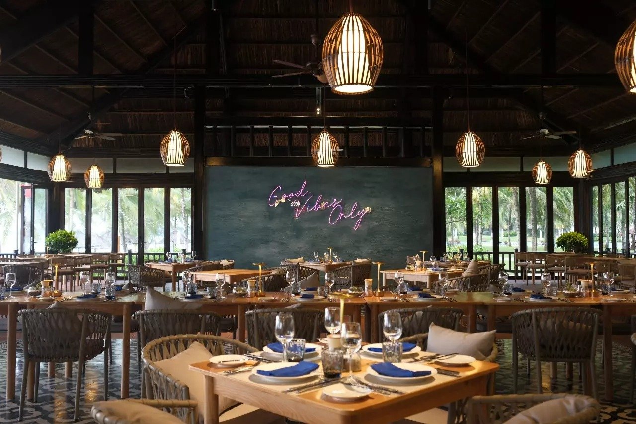 Vinpearl Resort & Spa Phú Quốc, at the table