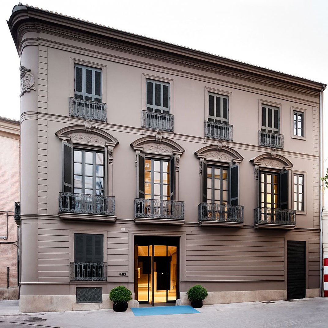 Caro Hotel, backstory