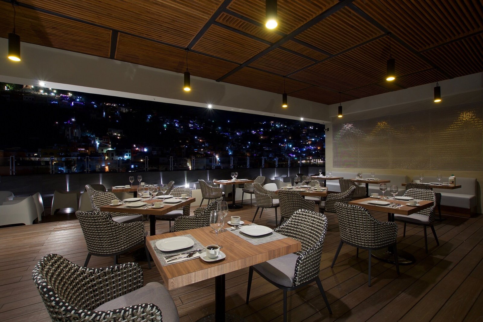 Nueve 25 Hotel Boutique, eat & drink