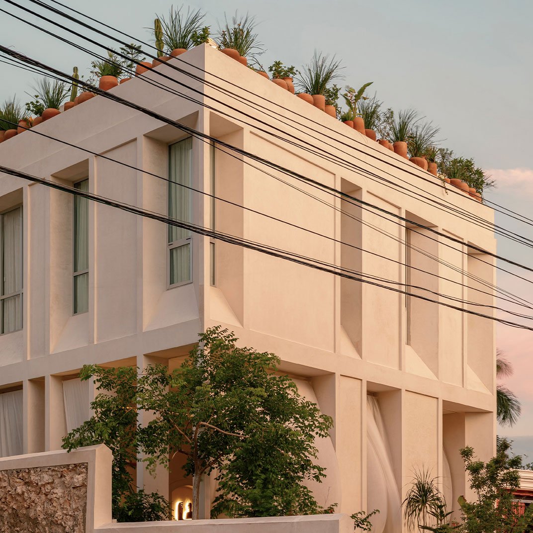 Hotel Sureño, backstory
