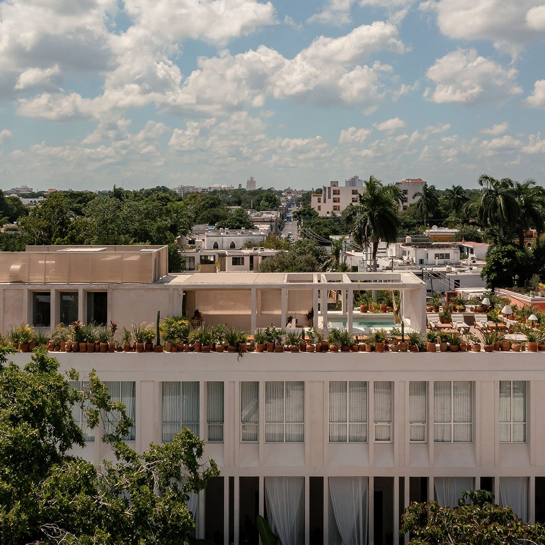 Hotel Sureño, backstory