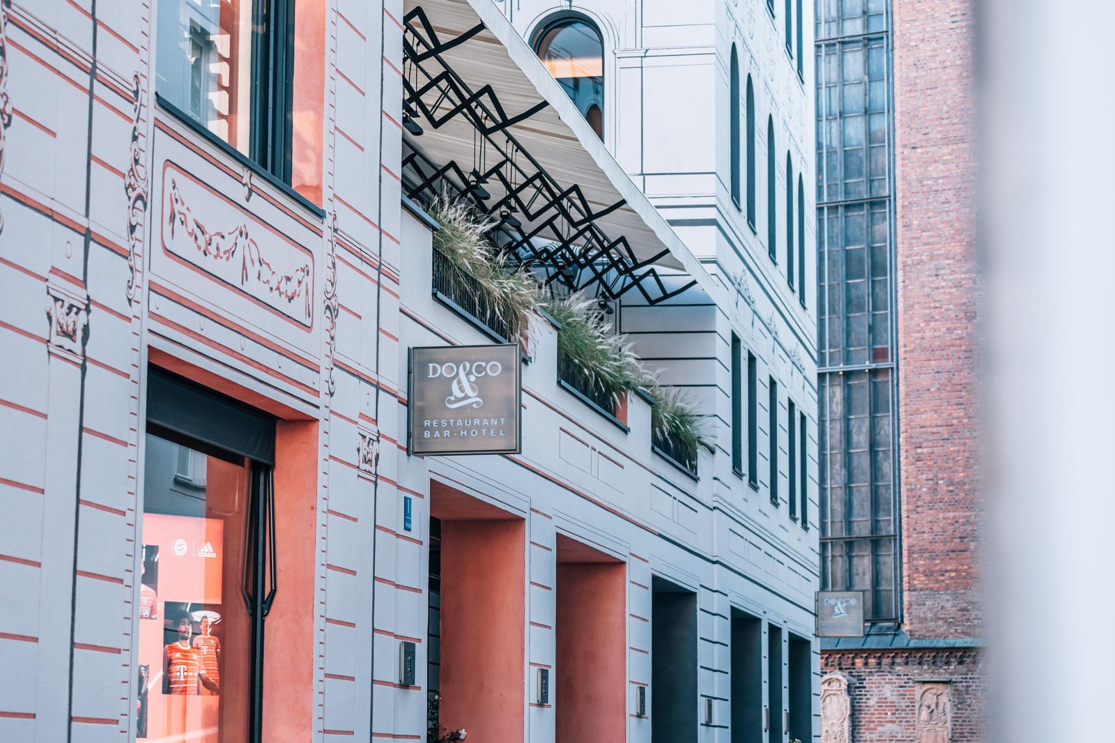 DO & CO Hotel München, backstory