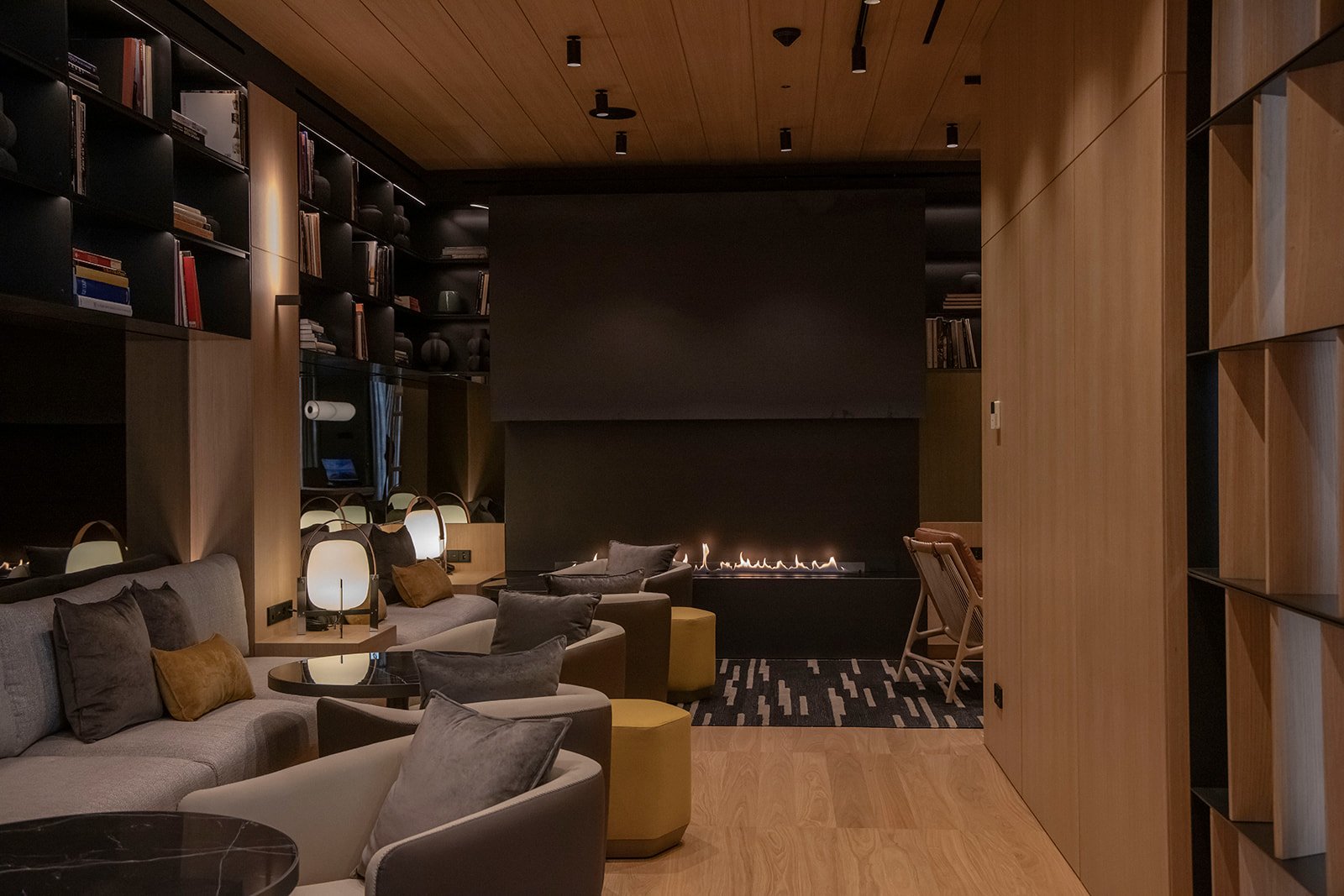The Blackpine Hotel, vibe