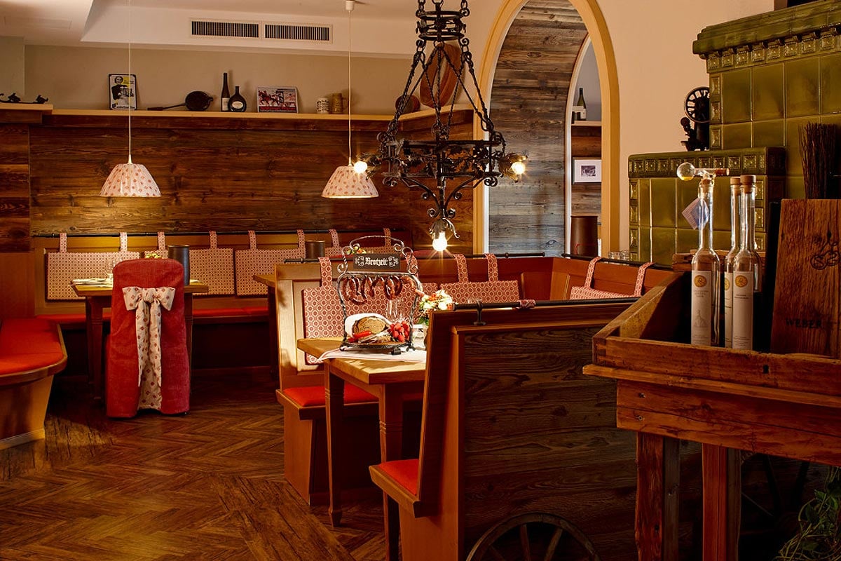 Hotel Bei Schumann, at the table