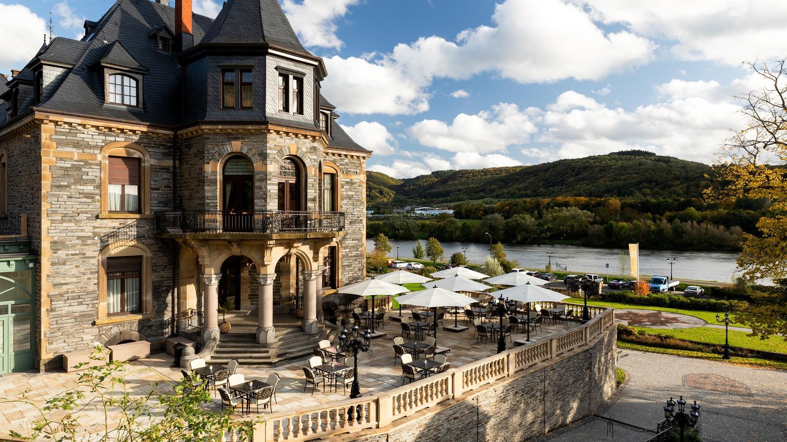 Schloss Lieser, at the table