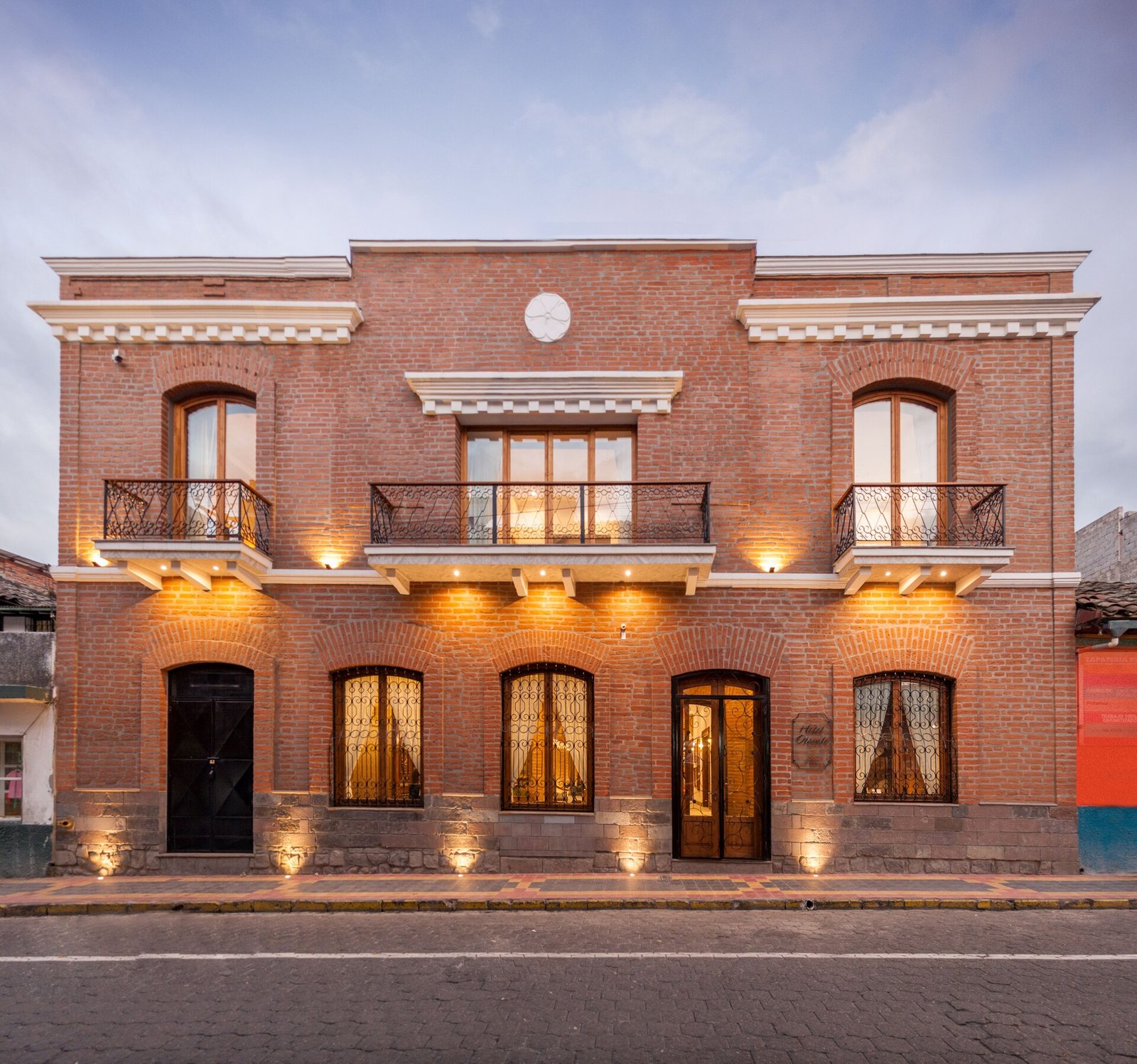 Hotel Otavalo, backstory