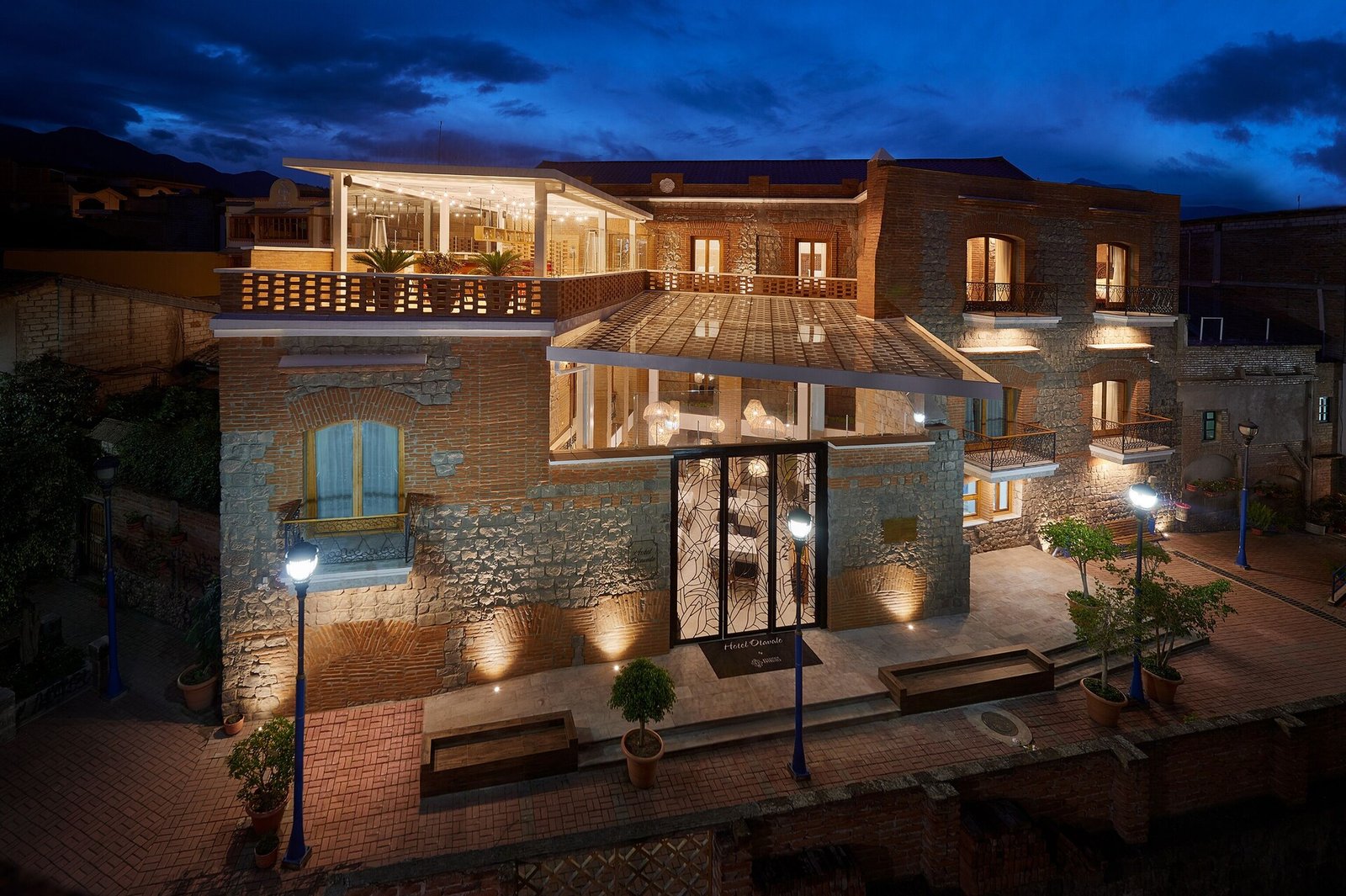 Hotel Otavalo, backstory
