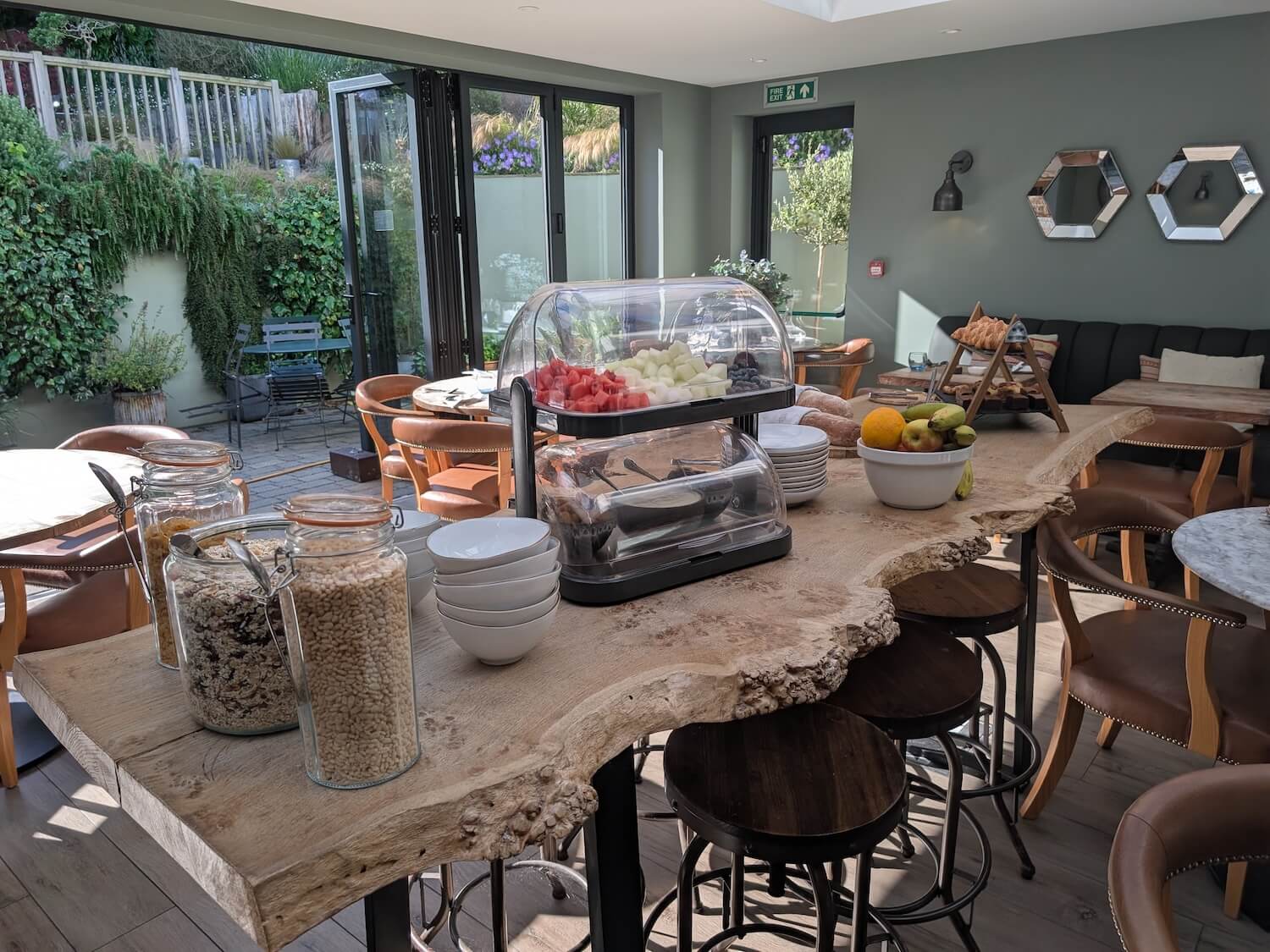 The Blonde Hedgehog Hotel, eat & drink