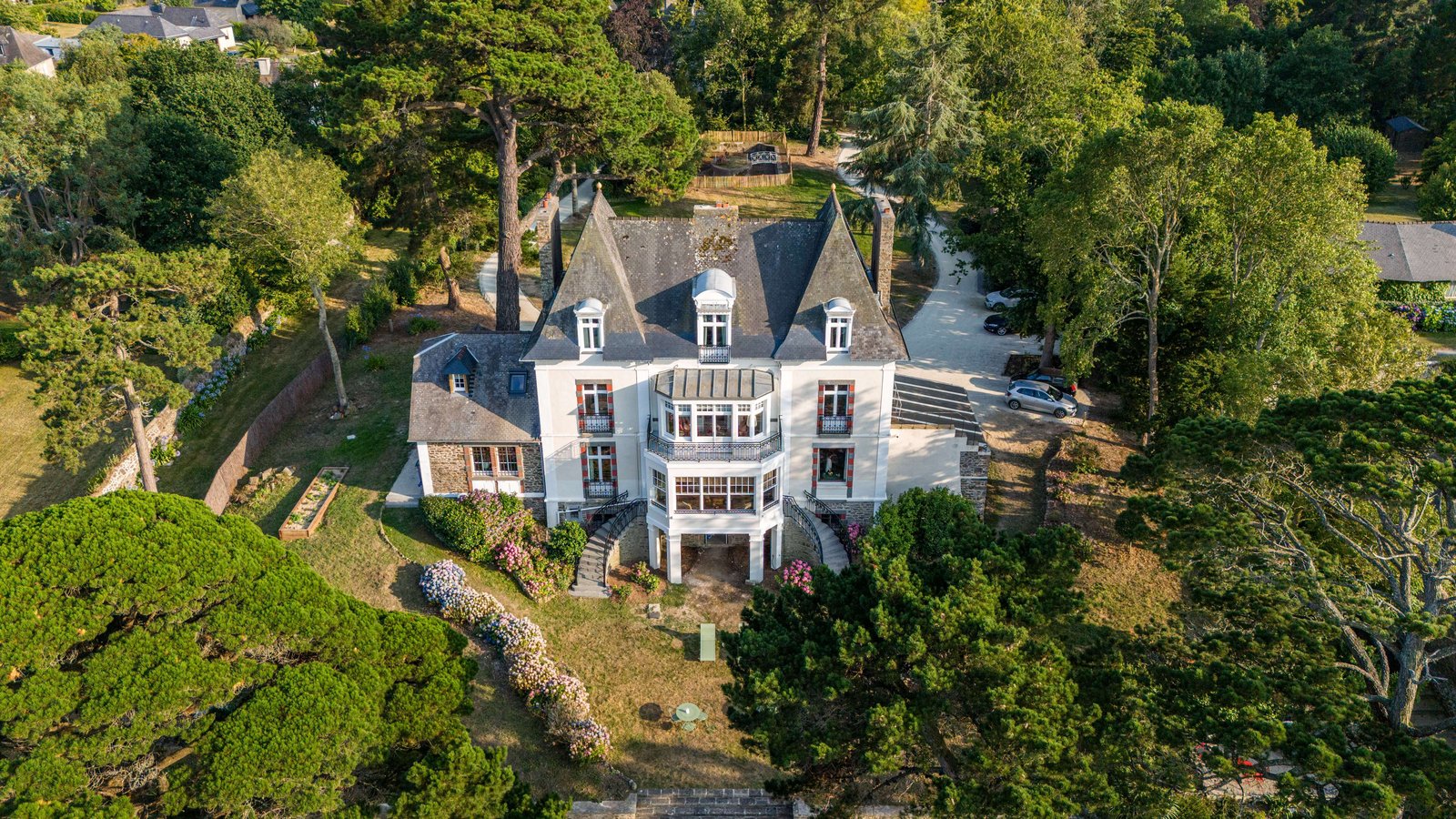 Haute Guais, backstory
