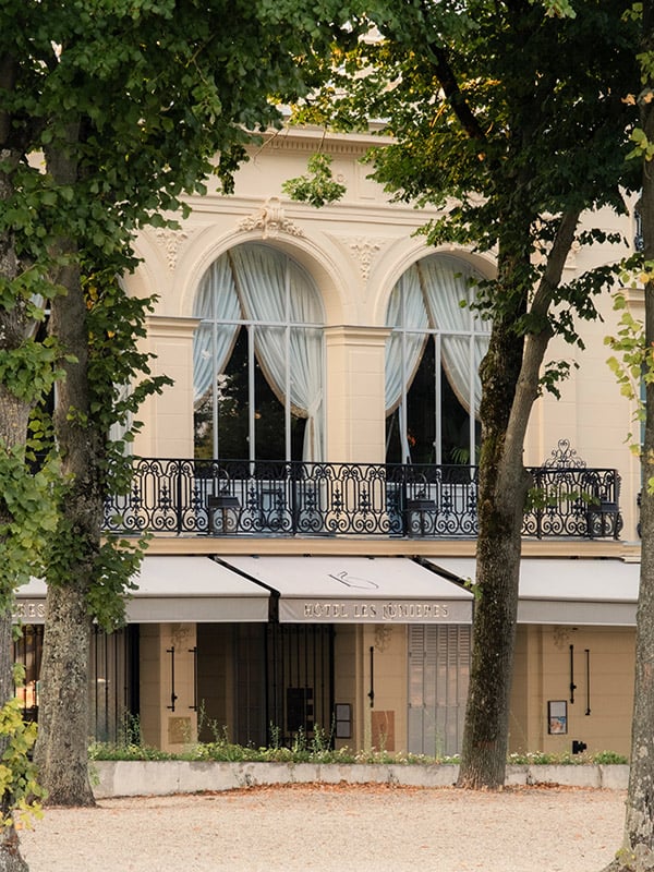 Hôtel Les Lumières, backstory