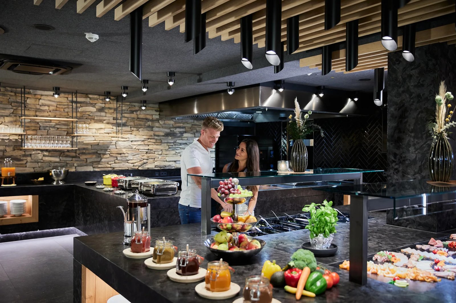 Hüttenhof - Wellnesshotel & Luxus-Chalets - Bayerischer Wald, at the table