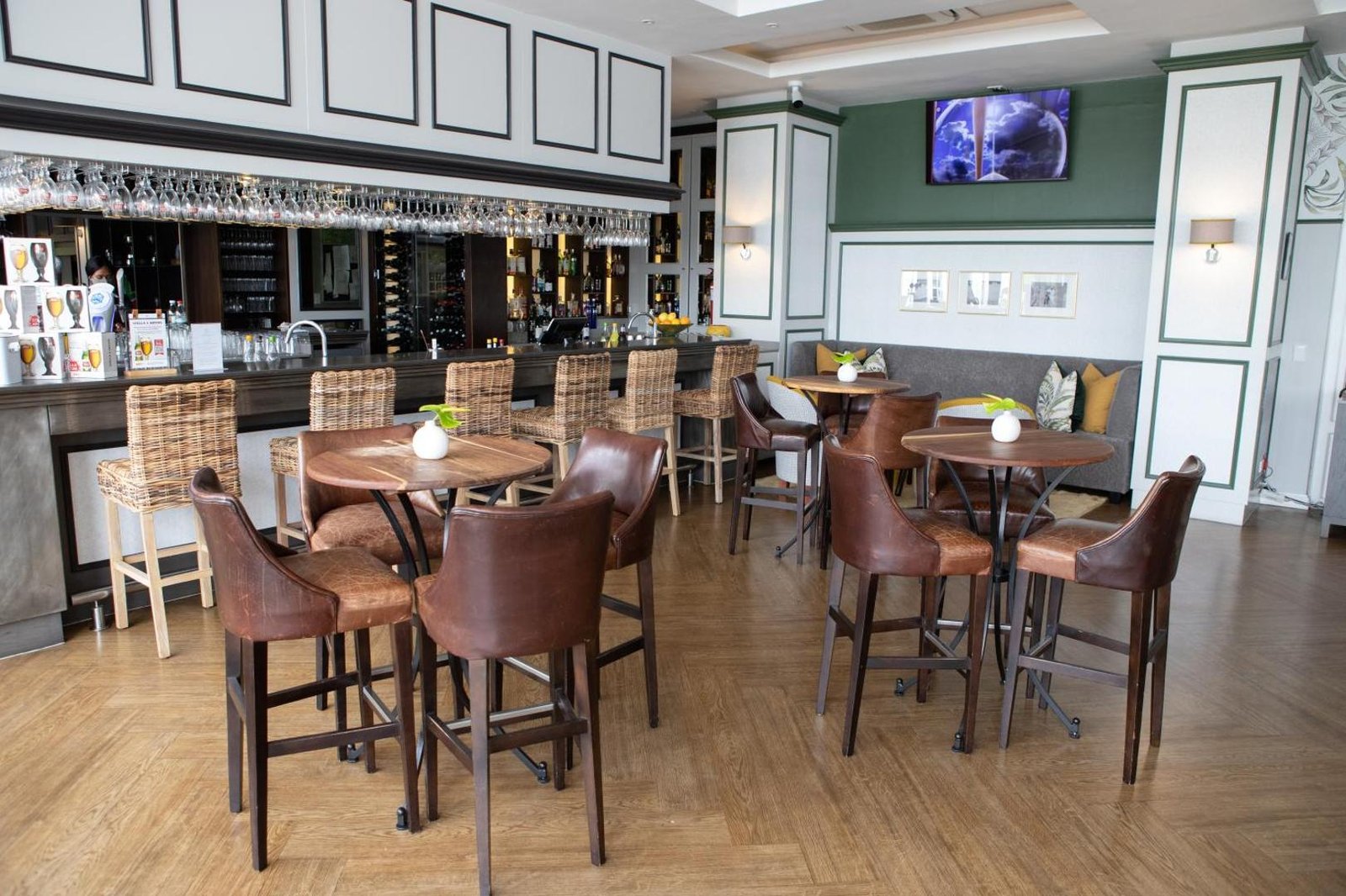 The Manor House, eat & drink