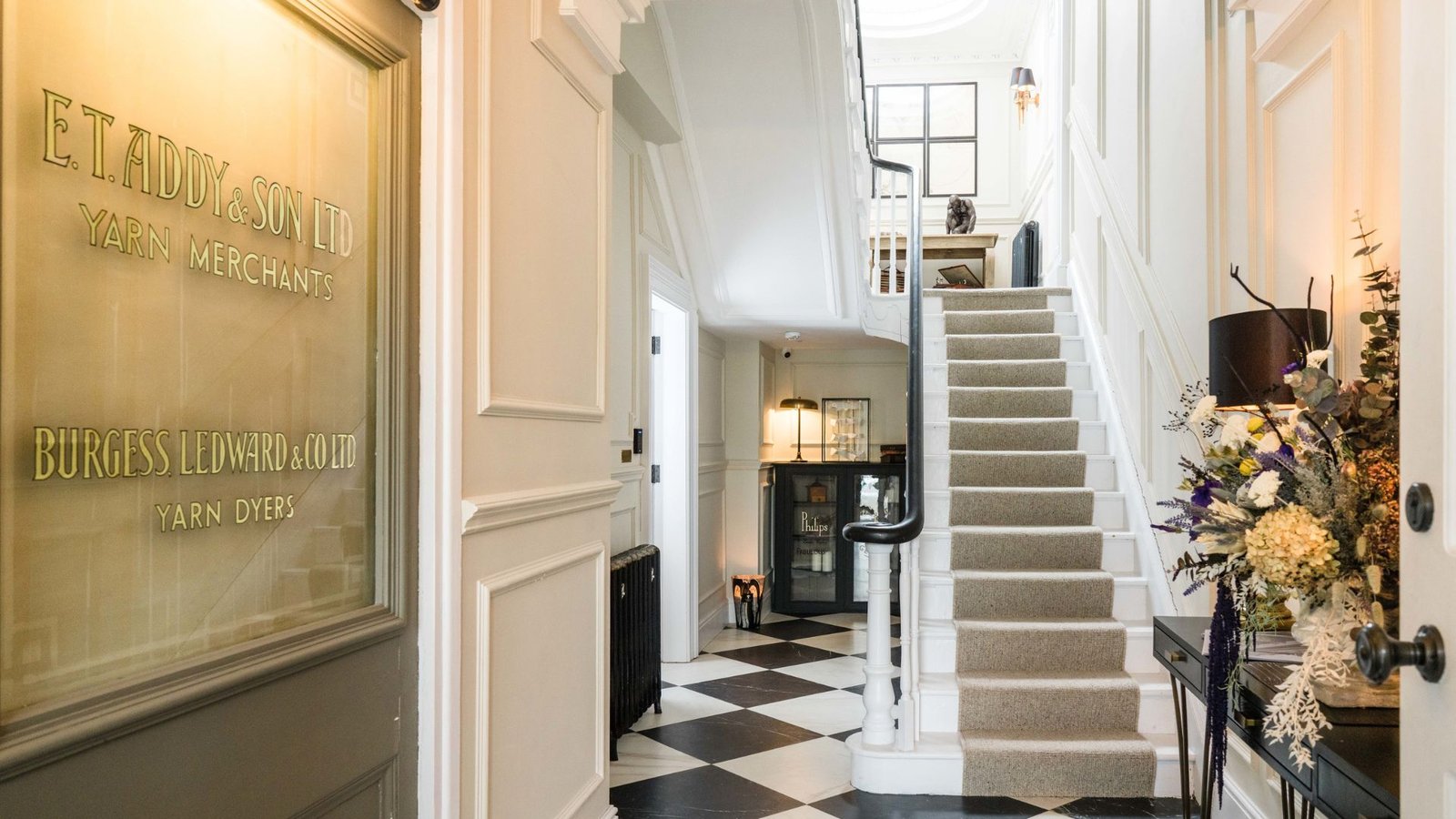 Regency House, vibe