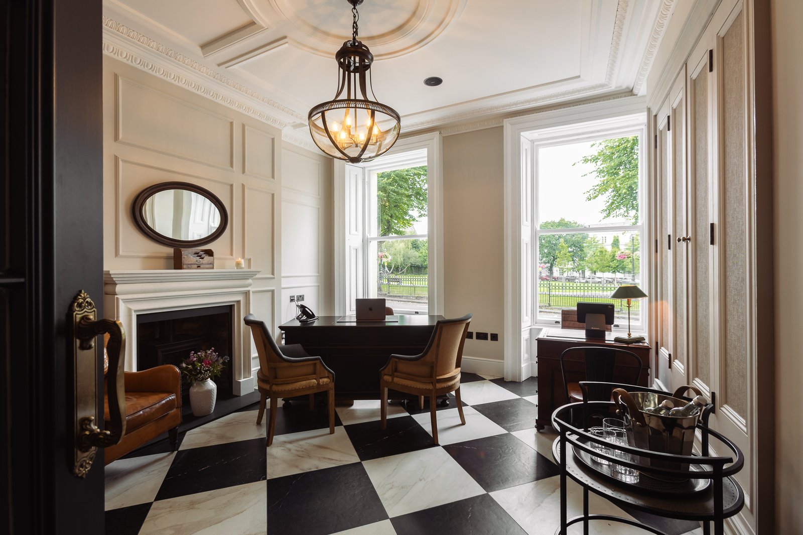Regency House, vibe