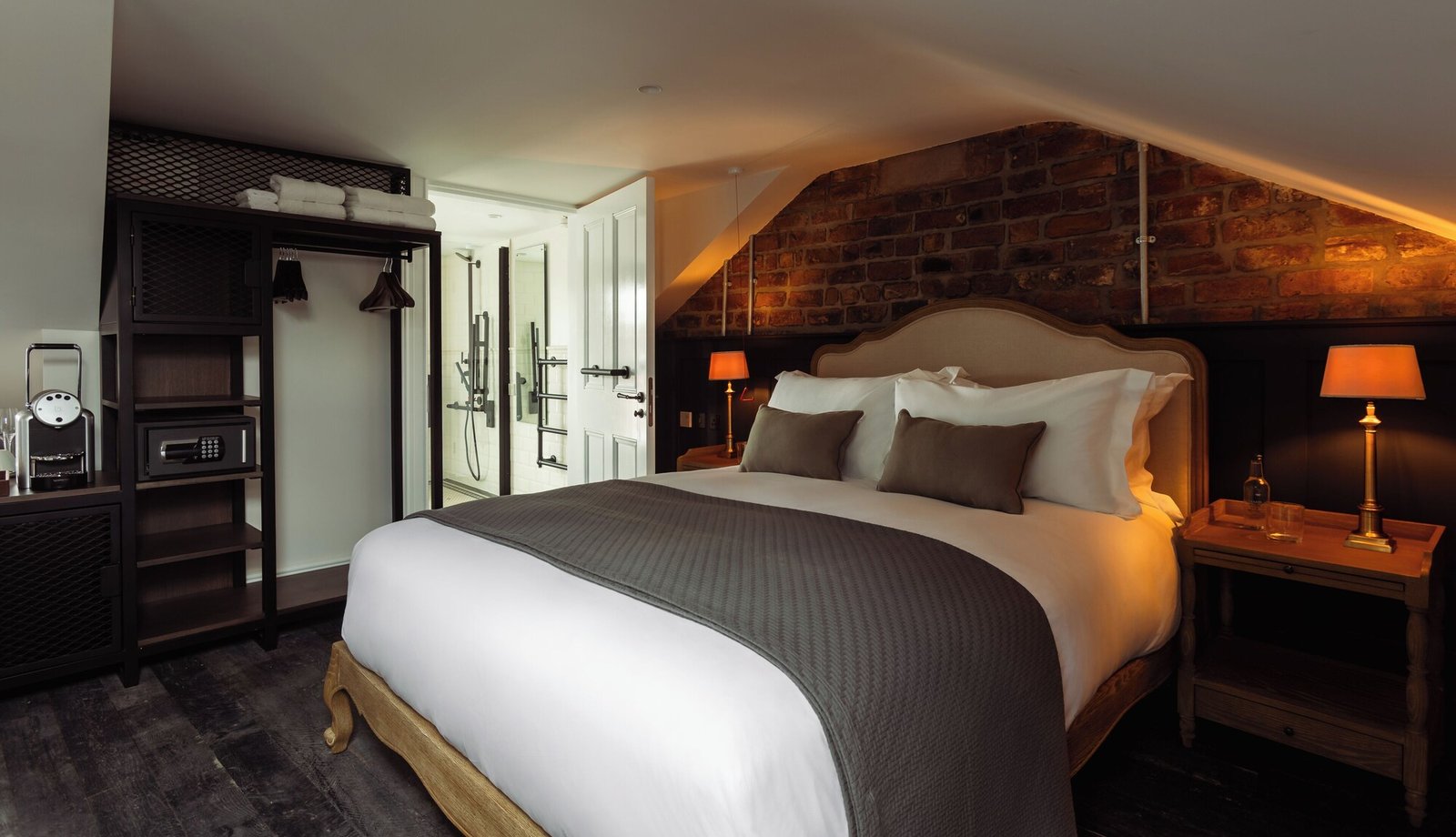 Regency House, rooms