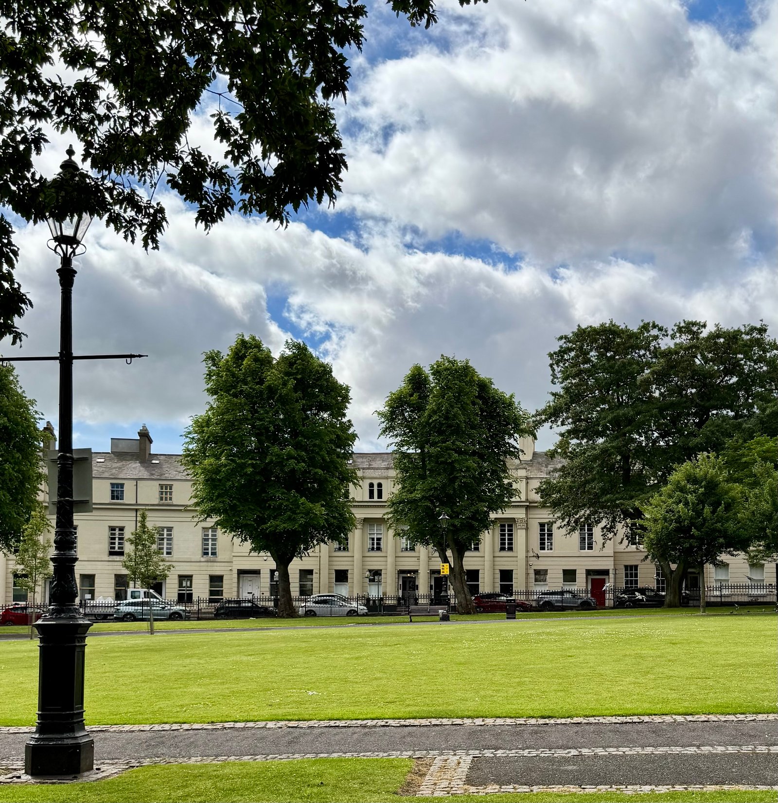 Regency House, vibe