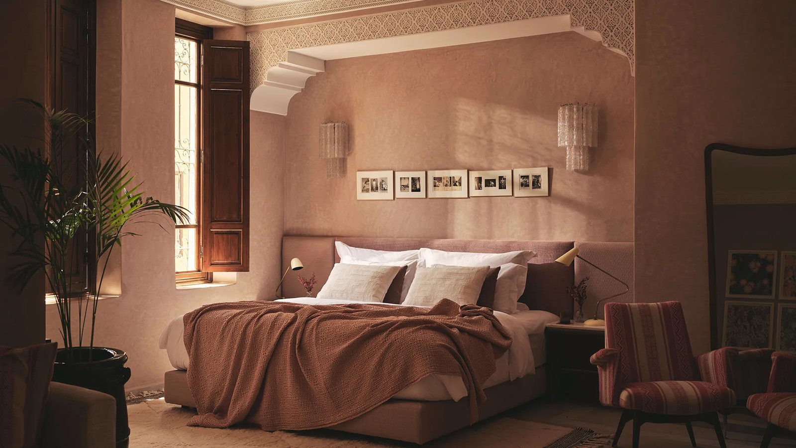 IZZA, rooms