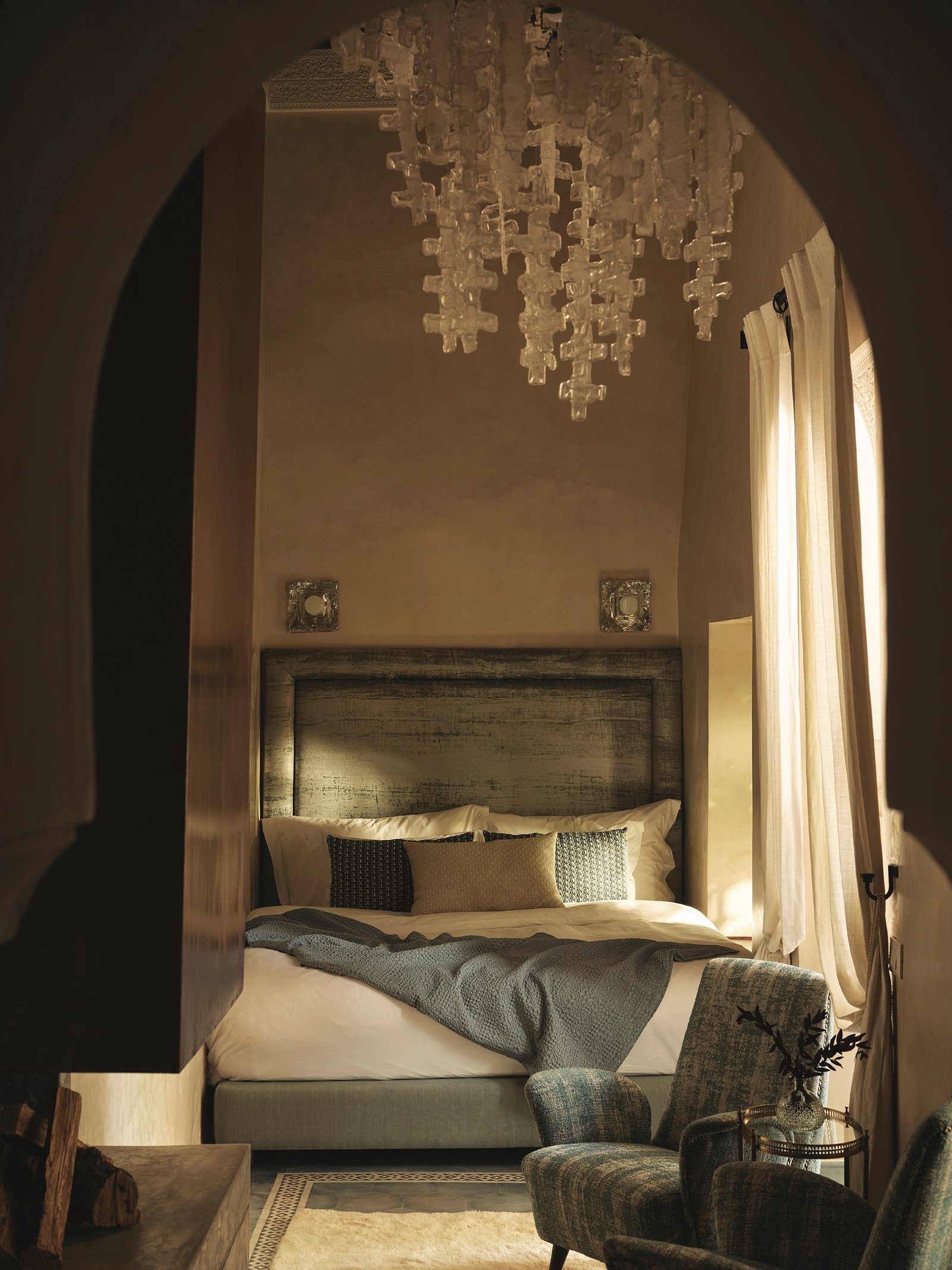 IZZA, rooms